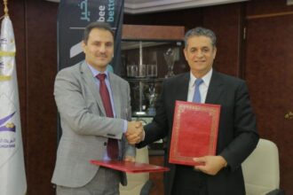 La Poste Tunisienne et le fournisseur de service Internet BEE ont signé, mercredi, au siège social de l’Office National des Postes (ONP), une convention de partenariat stratégique pour la distribution des produits BEE à travers le réseau postal.