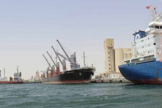 A noter que le port de commerce de Gabès comprend deux bassins (extérieur et intérieur) couvrant 80 hectares, un cercle d'évitage a un diamètre de 600 mètres, une jetée Nord de 2880 m de long et une jetée Sud de 1460 m de long qui protègent le port contre les vagues par les vents dominants.