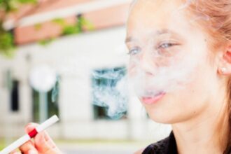 19 enseignants des écoles concernées ont suivi une formation intensive de deux jours (théorique et pratique) animée par la Fédération tunisienne d’athlétisme, axée sur l’utilisation du kit pédagogique Kids’ Athletics pour des activités sportives ludiques et éducatives.