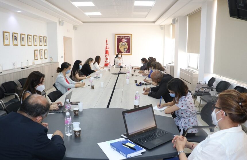 Le ministère de la femme, de la famille et des séniors envisage de lancer un dialogue sociétal national sur la violence contre la femme. L'objectif étant  de mettre un terme aux crimes basés sur le genre social. A annoncé, jeudi, la ministre, Imen Zahouani Houimel. La ministre s'exprimait lors d'une réunion  avec les responsables du département et des représentants d’organisations internationales partenaires. Ce dialogue réunira des responsables gouvernementaux et des représentants de partis politiques, des organisations nationales et de la société civile. Lit-on dans un communiqué publié jeudi. D’après la même source, ce dialogue sociétal national devra aboutir à des recommandations effectives. Le ministère inscrira les recommandations dans un pacte national. Et ce, à l’occasion de la célébration de la journée nationale de la femme, le 13 août prochain. « La journée nationale de la femme sera aussi une occasion pour annoncer des décisions importantes. Des décisions qui visent la promotion de l’autonomisation économique de la femme et le renforcement de sa place dans la société outre sa protection de toutes les formes de la violence.". Affirment la même source.                                                                                      dialogue                                