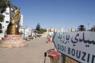 « Ces travaux s’inscrivent dans le cadre de l’amélioration de la qualité des infrastructures routières afin de réduire les risques d’accidents », a souligné Mohamed Saleh Khaskhoussi, chargé de la gestion à la municipalité de Sidi Bouzid.