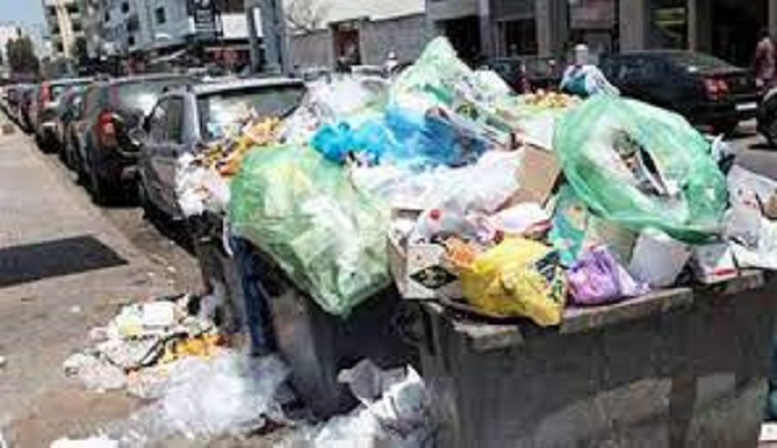 La Tunisie produit autour de 2,8 millions de tonnes de déchets ménagers et assimilés et presque 350 mille tonnes de déchets industriels qualifiés de dangereux, dont un tiers devrait être traité de manière écologiquement acceptable.