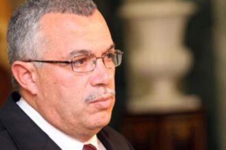 Noureddine Bhiri est en prison depuis février 2023 dans le cadre de cette affaire, dite de “complot contre la sûreté de l’État”. Il est également impliqué dans d’autres dossiers, notamment celui relatif au décès de l’homme d’affaires et ancien député Jilani Dabboussi.