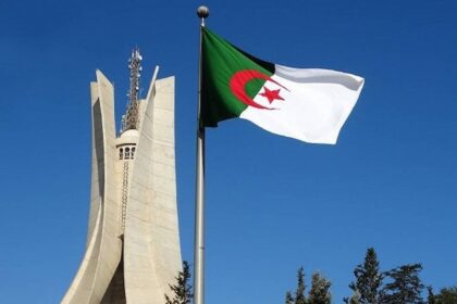Drapeau de l'Algérie, pays parmi les pays Arabes les plus riches