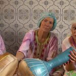 Plus loin, à la question de savoir si on pouvait considérer « Machtat » comme un regard sur la condition actuelle des femmes tunisiennes, Sonia Ben Salem nuance sa réponse: "Al Machtat parlent beaucoup de la condition féminine dans le monde. Pour moi, il ne faut pas limiter les problématiques liées à la condition féminine à des régions spécifiques, telles que la Provence en France ou la Tunisie, mais les considérer comme universelles".