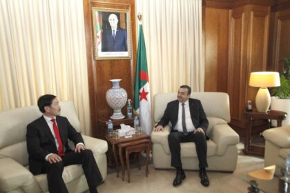 A cette occasion, les deux parties se sont félicitées des résultats fructueux de la coopération entre le groupe "MANAL" et la compagnie "TERRAMIN" dans ce projet. En outre, ils ont évoqué "les voies de renforcer cette coopération pour inclure d'autres projets miniers en Algérie à l'avenir", ajoute la même source.