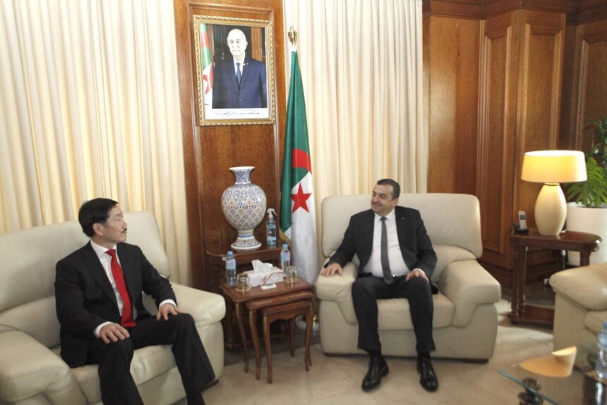 A cette occasion, les deux parties se sont félicitées des résultats fructueux de la coopération entre le groupe "MANAL" et la compagnie "TERRAMIN" dans ce projet. En outre, ils ont évoqué "les voies de renforcer cette coopération pour inclure d'autres projets miniers en Algérie à l'avenir", ajoute la même source.