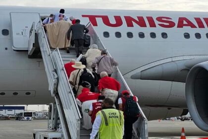 Le ministre du transport, Rabii Majidi a assisté, à cette occasion, au décollage du premier vol des pèlerins tunisiens vers les lieux saints à bord de la compagnie « Tunisair » transportant 260 voyageurs dont 219 pèlerins .