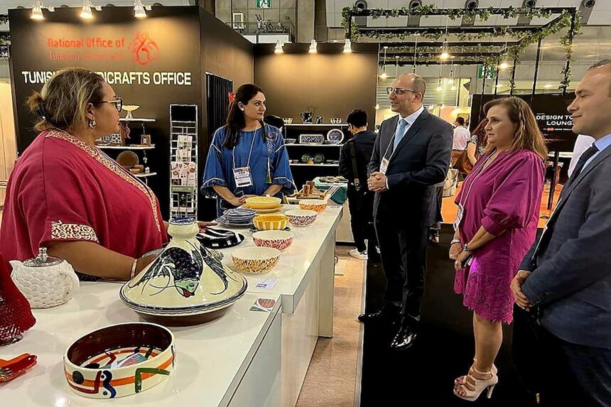 La participation tunisienne à ce salon, axée autour de la céramique artistique et du bois d'olivier, vise selon l'office, à promouvoir l'artisanat national et à favoriser l'ouverture sur d'autres marchés, notamment asiatiques.
