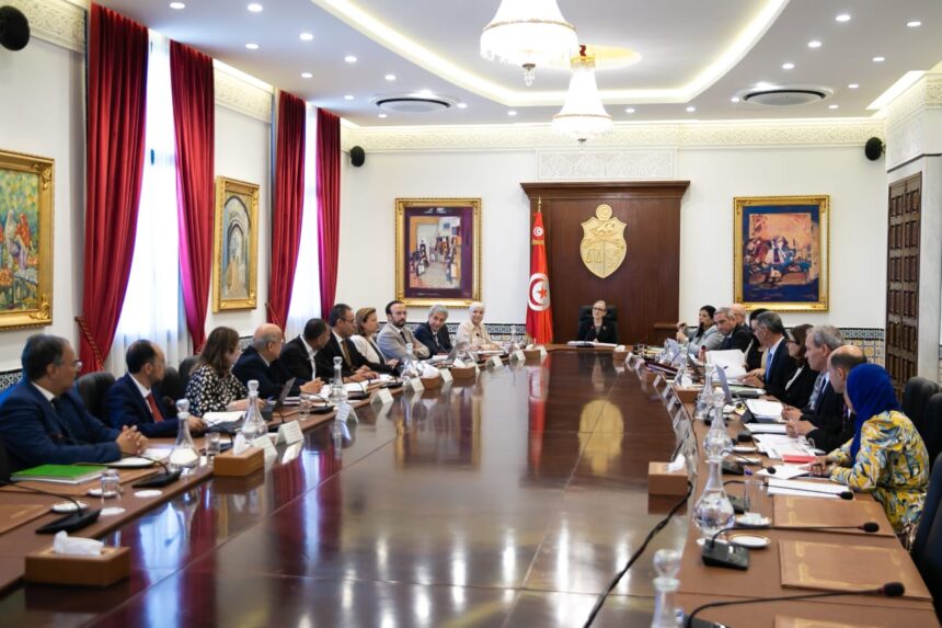 Nous pouvons affirmer que le sujet principal de la session de travail a été : La nécessité de créer une loi liée au programme des réformes majeures du gouvernement: la promotion et la revitalisation de l’économie nationale.