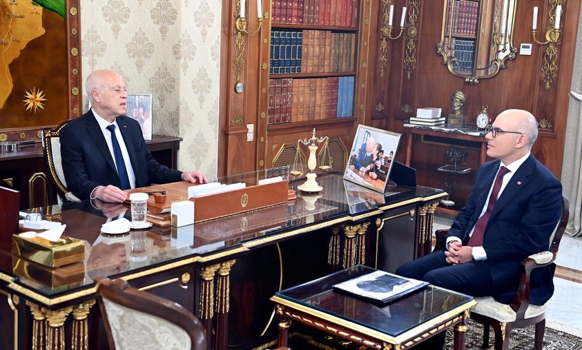 L’entretien a été l’occasion d’aborder plusieurs questions, dont le rôle des ambassadeurs dans la défense des intérêts du peuple tunisien, en particulier dans le contexte des changements rapides que connait le monde actuellement.