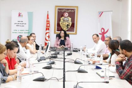 Moussa a rappelé que dans le cadre de ce programme, le ministère a publié un guide de l'éducateur mis à la disposition des éducateurs et des animateurs des secteurs public et privé afin de les aider à acquérir les connaissances théoriques et les compétences pratiques nécessaires pour savoir comment accompagner et éduquer un enfant autiste.