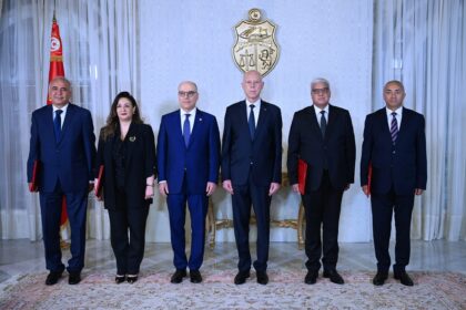 Kais Saied a appelé les nouveaux ambassadeurs à, notamment, défendre les causes justes et à faire face aux campagnes de diffamation menées par pays.