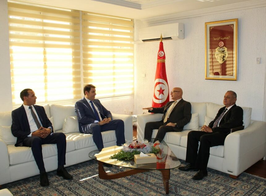 Il importe de souligner que cette rencontre a été présidée par le ministre de l'Agriculture, Abdelmonem Belati. Ont pris part à cette rencontre, le directeur général de la BTS et les deux gouverneurs de Kébili et de Tozeur, ainsi que de hauts responsables et des cadres du ministère et des agences régionales de la BTS.