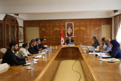 Il a, également, souligné que les entreprises en question devront réaliser les objectifs escomptés notamment, en termes de continuité et de régularité des services fournis, et ce, tout en prenant en considération leur caractère social et les textes juridiques régissant le secteur.