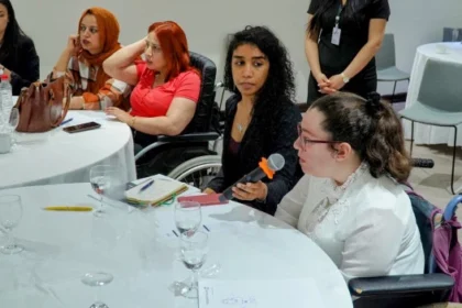 Les personnes handicapées continuent à faire face à des difficultés pour accéder aux médias et à l’information, ainsi que pour y être représentés.