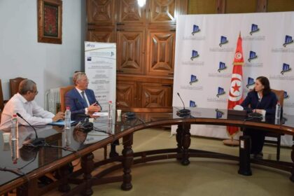 La réunion fait suite à la décision de la commission é régionale pour le contrôle des marchés publics à Bizerte de confier à l’entrepreneur le contrat pour le renouvellement des systèmes électriques et automatisés du pont mobile de Bizerte.