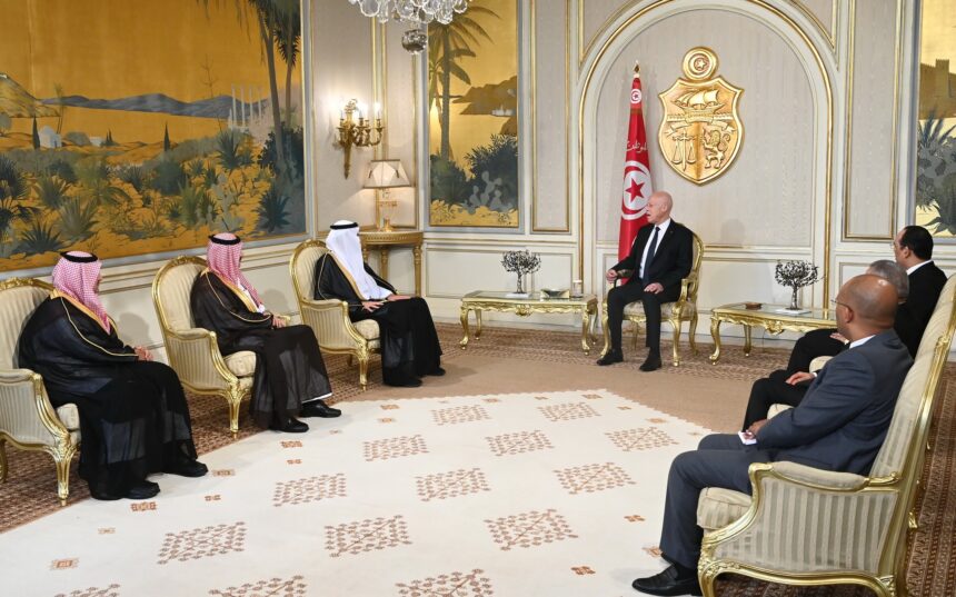 Il a insisté sur le souci d'alléger les procédures et de fournir des services de qualité aux pèlerins tunisiens avec une coordination optimale entre le ministère du Hajj et de la Omra, en Arabie saoudite et le ministère des Affaires religieuses.