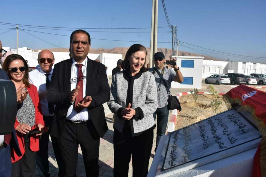 Dans une déclaration aux médias, la ministre a indiqué que l’objectif de ce programme spécifique est de remplacer les logements rudimentaires par de nouvelles habitations, soulignant que la remise des contrats a été effectuée après vérification de la liste des bénéficiaires par les services centraux et régionaux.