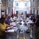 Pour le député Sghiri, le parlement n'assume aucune responsabilité pour le retard pris dans l'examen de ces textes législatifs, pointant du doigt une « lenteur excessive » du gouvernement dans la soumission de ces projets de loi devant le parlement.