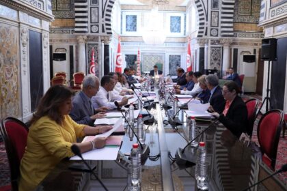 Pour le député Sghiri, le parlement n'assume aucune responsabilité pour le retard pris dans l'examen de ces textes législatifs, pointant du doigt une « lenteur excessive » du gouvernement dans la soumission de ces projets de loi devant le parlement.