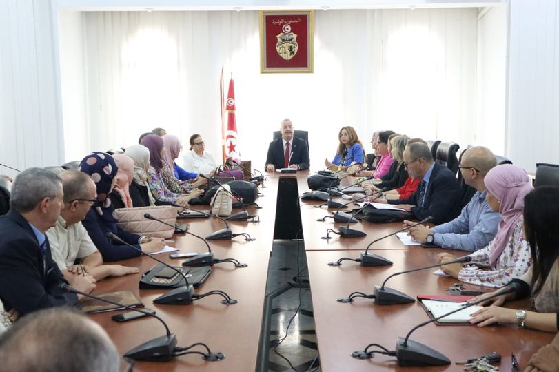 A noter que la présidence du gouvernement et les structures y relevant, les instances, les ministère et les structures y relevant, les établissements et entreprises publiques et les sociétés à participation publique ont entamé les opérations de l'audit général des recrutements et d'intégration dans la fonction publique effectués entre le 14 janvier 2011 et le 25 juillet 2021.