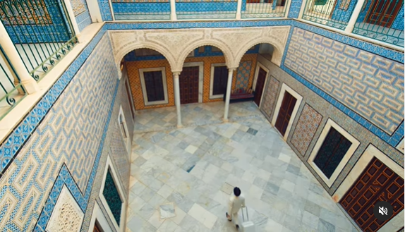 L'artiste a également eu l'occasion de visiter des mosquées et un théâtre, et il a même adopté des éléments de la culture locale en se procurant un bracelet traditionnel et en arborant une chechia.