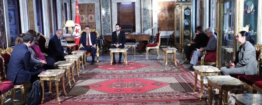 Ils ont souligné l'importance de l'industrie pharmaceutique dans la satisfaction des besoins du pays en médicaments et au niveau de l'exportation de médicaments.