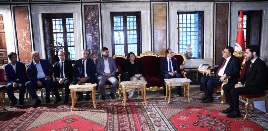 D'autre part, les membres du syndicat ont évoqué certaines questions liées aux relations avec les caisses sociales en ce qui concerne, notamment, la location de cabinets médicaux de manière à garantir les droits du propriétaire et du médecin locataire.