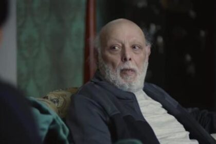 Né en 1942, Ashraf Abdel Ghafour a commencé sa carrière à la télévision avec le feuilleton « Al-Qahira Wal-Nass » (Le Caire et les gens). Il est le père de l'actrice Reham Abdel Ghafour. 