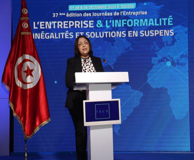 Elle a évoqué l'engagement du gouvernement à réduire la charge administrative imposée aux institutions et aux personnes, améliorer la qualité des services publics et faciliter les transactions administratives tout en rappelant les mesures décidées dans ce contexte.