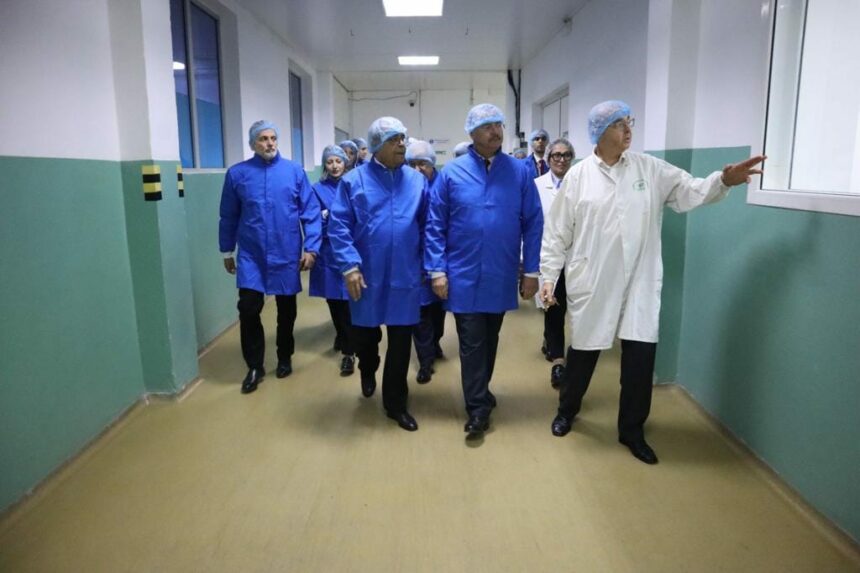 A cette occasion, le ministre Algérien de l'industrie et de la production pharmaceutique a pris connaissance des équipements et technologies utilisés dans les unités de production, saluant les efforts déployés par les compétences tunisiennes afin de promouvoir ce secteur stratégique.