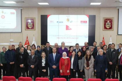 Il est à noter que la signature de cet accord s'inscrit également dans le cadre de la mise en œuvre des orientations inscrites dans le plan stratégique de l'école dans le domaine de la mise en œuvre de programmes de partenariat et de coopération tripartites contribuant à ouvrir des horizons prometteurs et à obtenir des résultats encourageants.