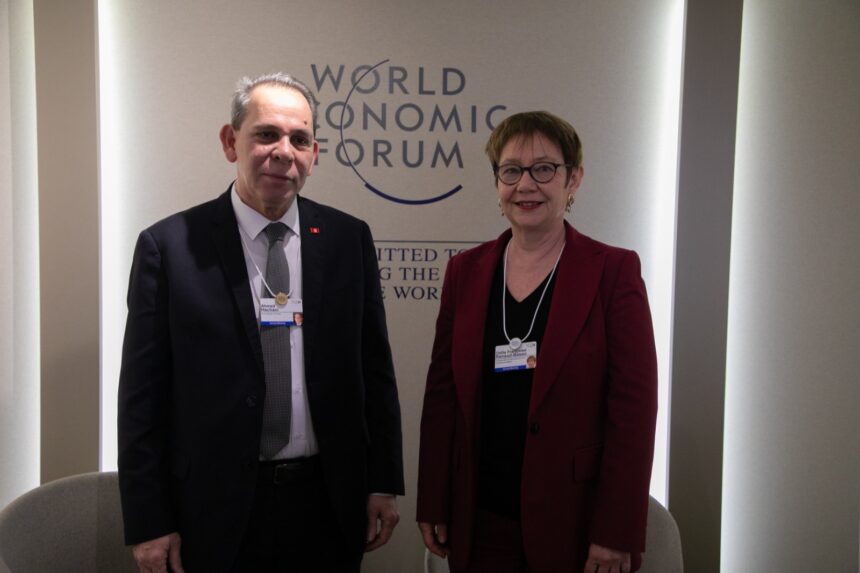 A cette occasion, Hachani a réaffirmé l’engagement de son gouvernement à améliorer le climat d’affaires, à encourager et à faciliter l'attraction des investissements directs étrangers, qui, a-t-il dit, constituent un levier fondamental pour la relance de l'économie nationale.