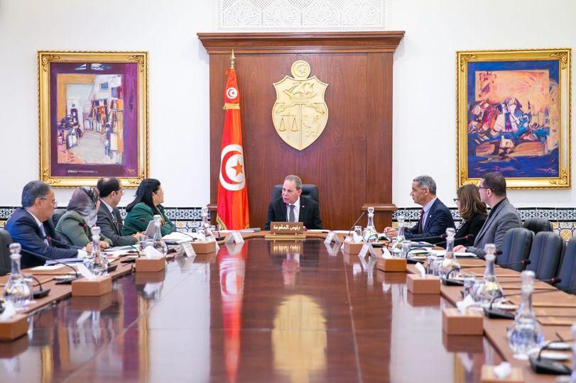 Le Conseil ministériel s’est tenu en présence de la ministre des Finances, Sihem Boughdiri Nemssia et du secrétaire d’État auprès du ministre des Affaires étrangères, de la migration et des Tunisiens à l’étranger, Mounir Ben Rejiba.