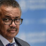 « J’ai du mal à parler… C’est que la situation est au-delà des mots… » a-t-il déclaré les larmes aux yeux.