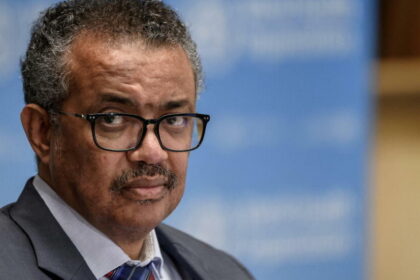 « J’ai du mal à parler… C’est que la situation est au-delà des mots… » a-t-il déclaré les larmes aux yeux.