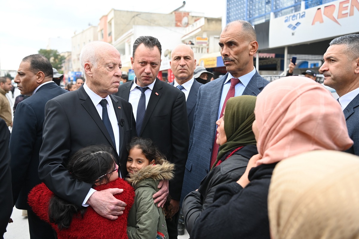 Kaïs Saïed s'offre un bain de foule dans des quartiers populaires