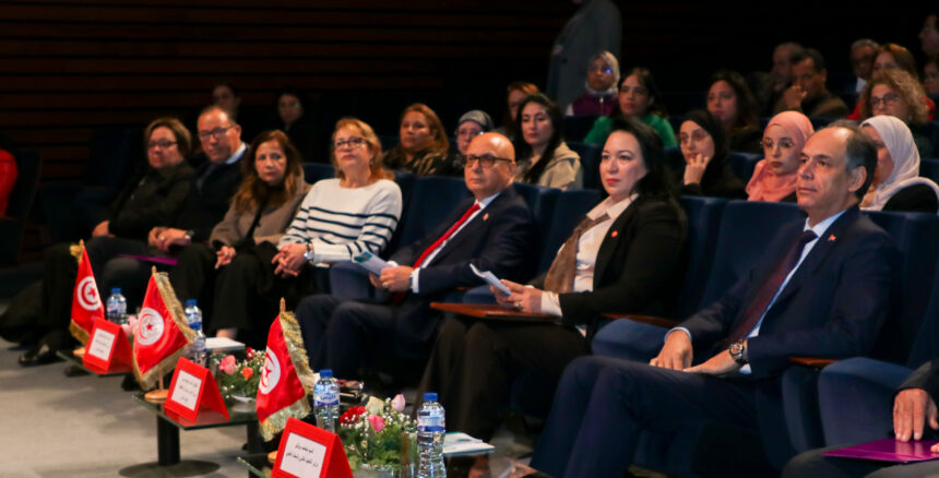 Il a fait savoir que les étudiantes représentent environ 70 pour cent des diplômés du supérieur et que le nombre des doctorantes est supérieur à celui des doctorants.