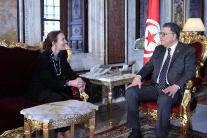 Les deux parties ont souligné l'importance d'intensifier l'échange de visites entre les parlementaires tunisiens et français, notamment au niveau des groupes d'amitié parlementaires.
