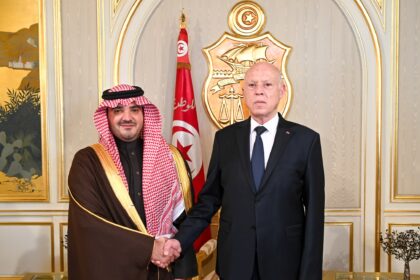 Selon un communiqué de la présidence de la République, le chef de l'Etat a reçu l'écusson du conseil que lui ont remis le prince Abdelaziz Ben Saoud Ben Nayef Ben Abdelaziz al Saoud.
