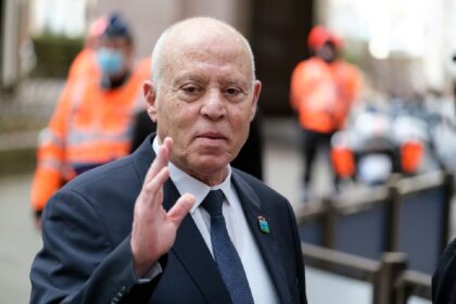 Ces activités se sont poursuivies tout au long la journée du jeudi 3 octobre, à travers une marche qui a parcouru les artères principales de la ville, au cours de laquelle les participants ont scandé des slogans appelant à renouveler la confiance en leur candidat.