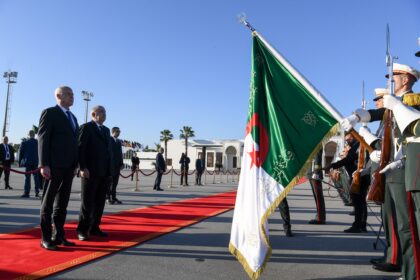 Kaïs Saïed est accompagné dans cette visite du ministre des Affaires étrangères, de la Migration et des Tunisiens à l'étranger, Nabil Ammar, et de la ministre de l'Industrie, de l'Energie et des Mines, Fatma Thabet Chiboub.