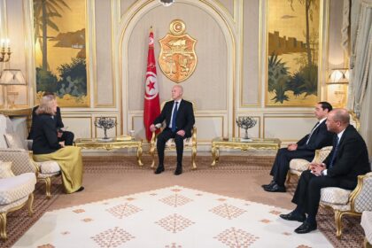 La cérémonie s'est déroulée en présence de Mounir Ben Rjiba, secrétaire d'Etat auprès du ministre des Affaires étrangères, de la Migration et des Tunisiens à l'étranger.