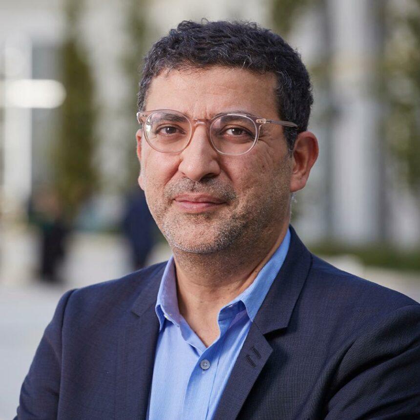 Professeur à Sciences-Po Paris, M'hamed Oualdi, spécialiste de l'histoire du Maghreb moderne et contemporain (XVIe-début du XXIe siècle) dirige un programme de recherches européen (ERC) sur les fins d'esclavages au Maghreb. Parmi ses ouvrages "Esclaves et maîtres" (Publications de la Sorbonne, 2011).