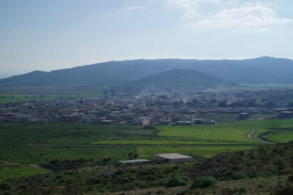 Laabidi a souligné qu'un appel d'offres sera lancé pour choisir l'entreprise qui sera chargée de mener les travaux de ce projet qui vise en particulier à moderniser l'infrastructure routière dans la localité de Doukhania