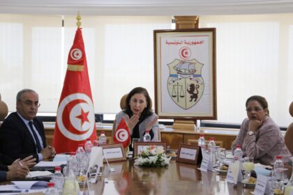 Le ministre a, en outre, recommandé aux directeurs régionaux des transports de lui présenter des rapports périodiques sur l'état d'avancement de la mise en œuvre des différents projets de développement du transport des régions.