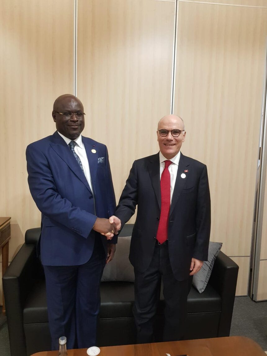 Il a été convenu de mettre œuvre des relations bilatérales solides entre les deux pays en accentuant les réunions et les échanges de visites entre les hauts fonctionnaires de la Tunisie et le Gabon.