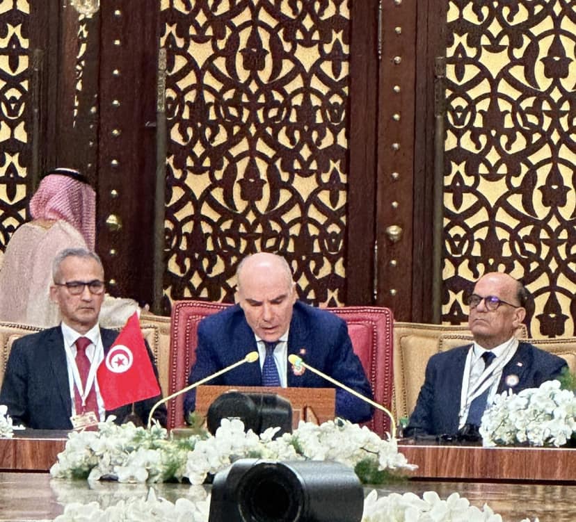 Dans le même contexte, la Tunisie a réaffirmé son soutien constant au peuple palestinien et à ses droits légitimes et imprescriptibles, dont en particulier l’établissement d’un État indépendant et souverain sur tout son territoire.