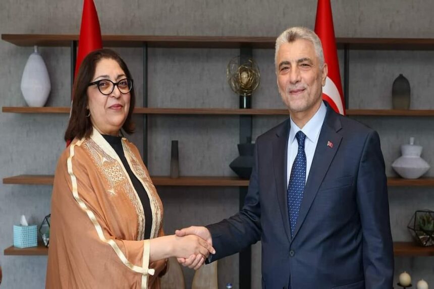 Kaltoum Ben Rejab a appelé à ce que le forum soit "une amorce pour orienter les investissements turcs vers la Tunisie, notamment dans le secteur des drones, l'industrie automobile, l'industrie textile et le tourisme".